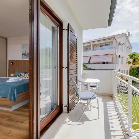 1 Bedroom In Apartment *